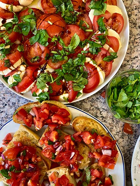 Zwei Teller mit Bruscetta